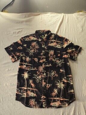 Quiksilver Men's Black and Peach Tropical Print Short Sleeve Shirt Large
